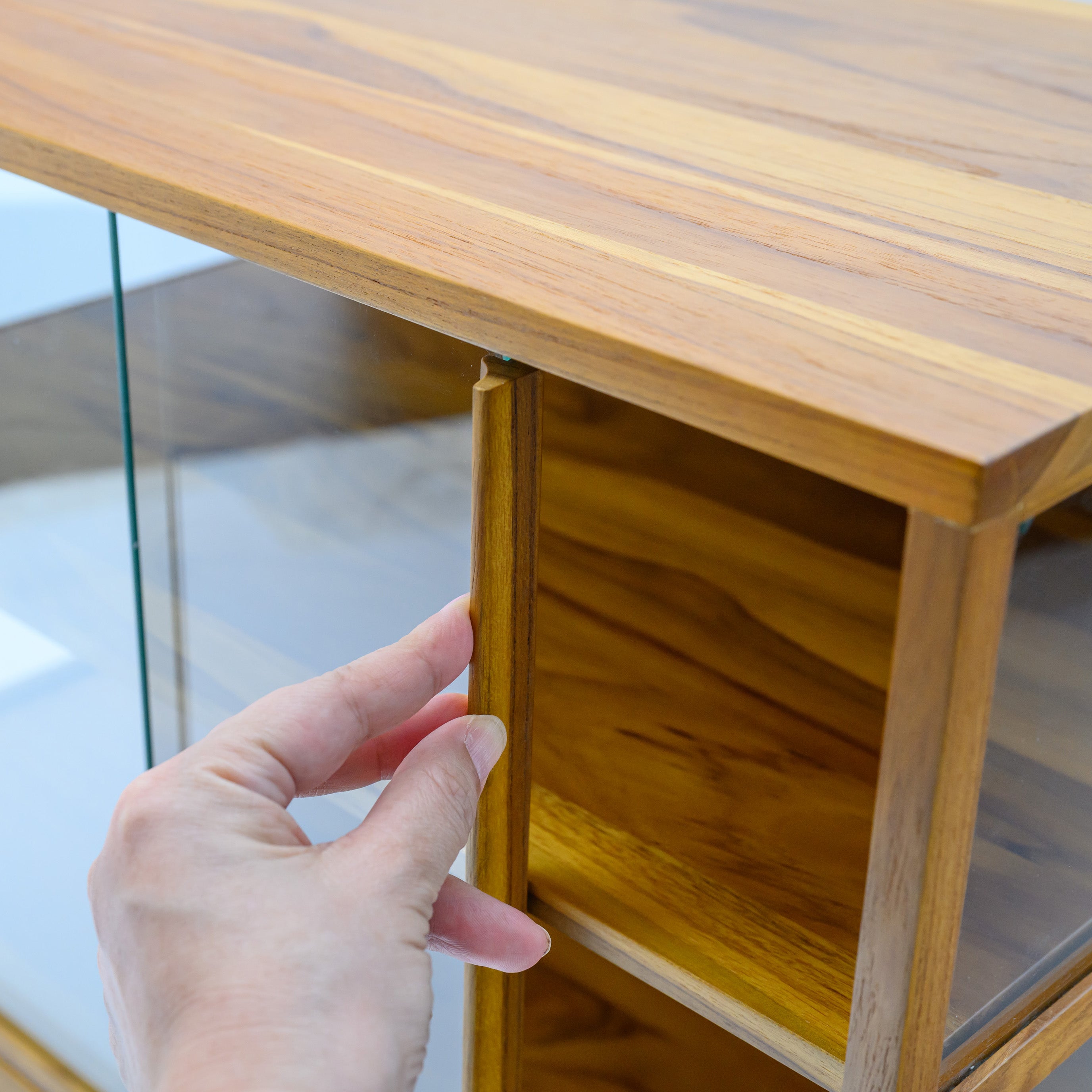 MINIMALIST SMALL CABINET WITH DRAWERS