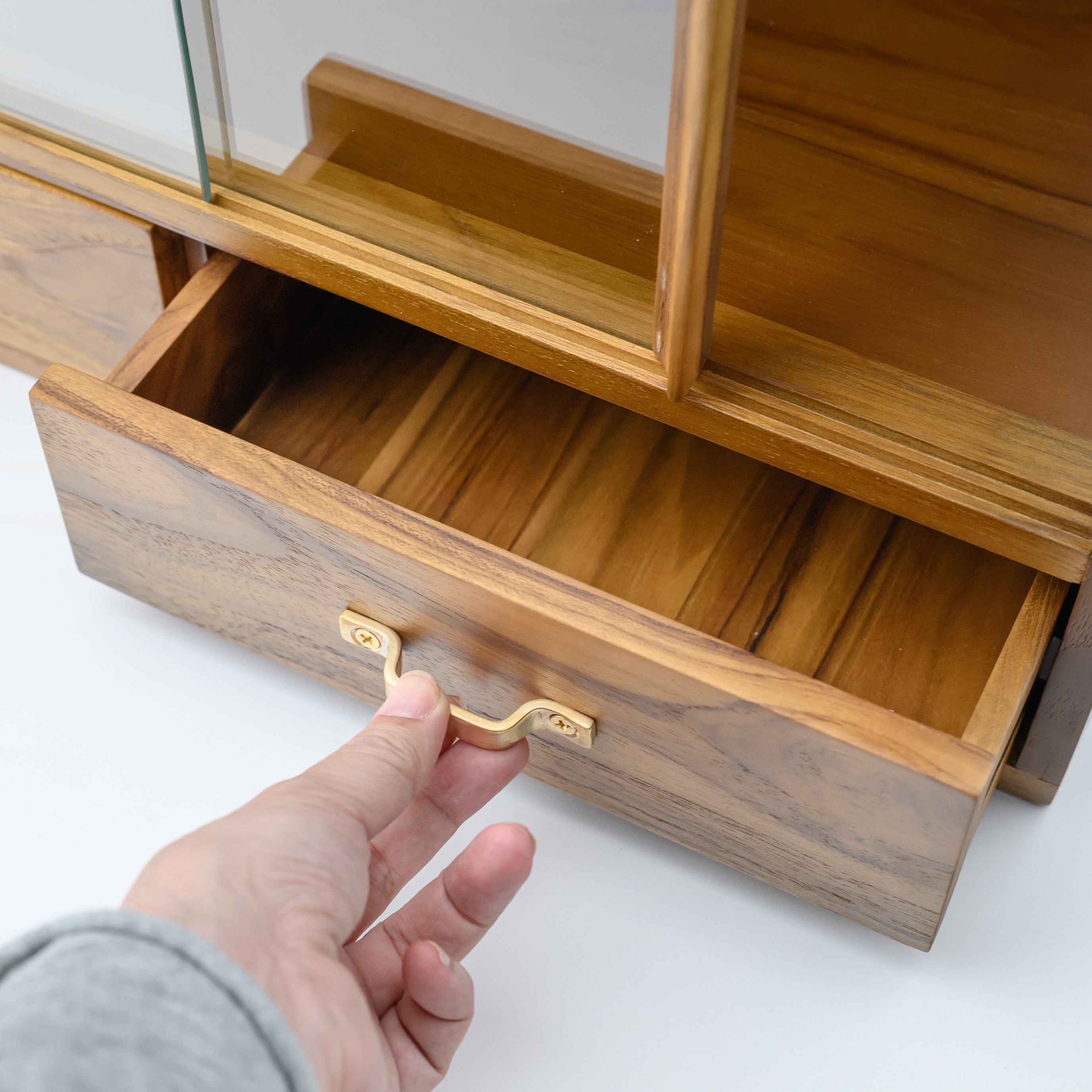MINIMALIST SMALL CABINET WITH DRAWERS