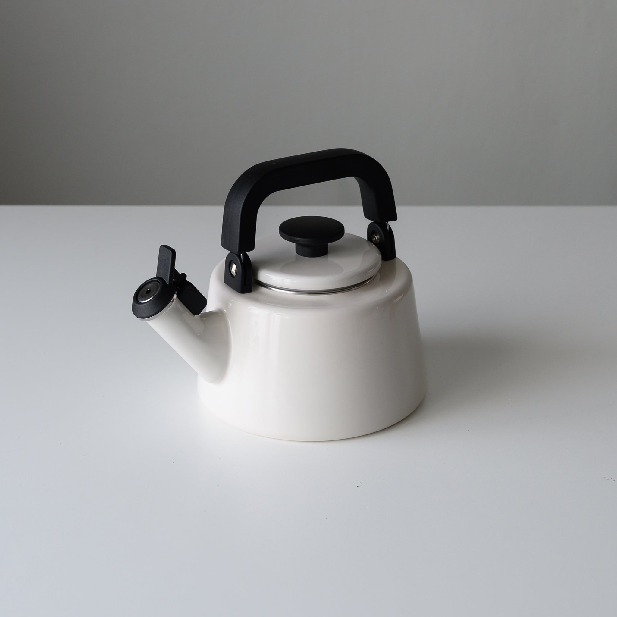 COTTON 2.1 LTR. WHISTLING TEA KETTLE (WHITE)