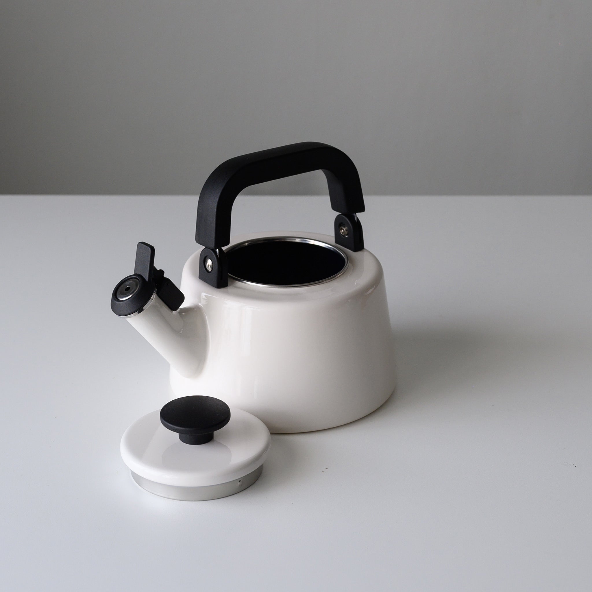 COTTON 2.1 LTR. WHISTLING TEA KETTLE (WHITE)
