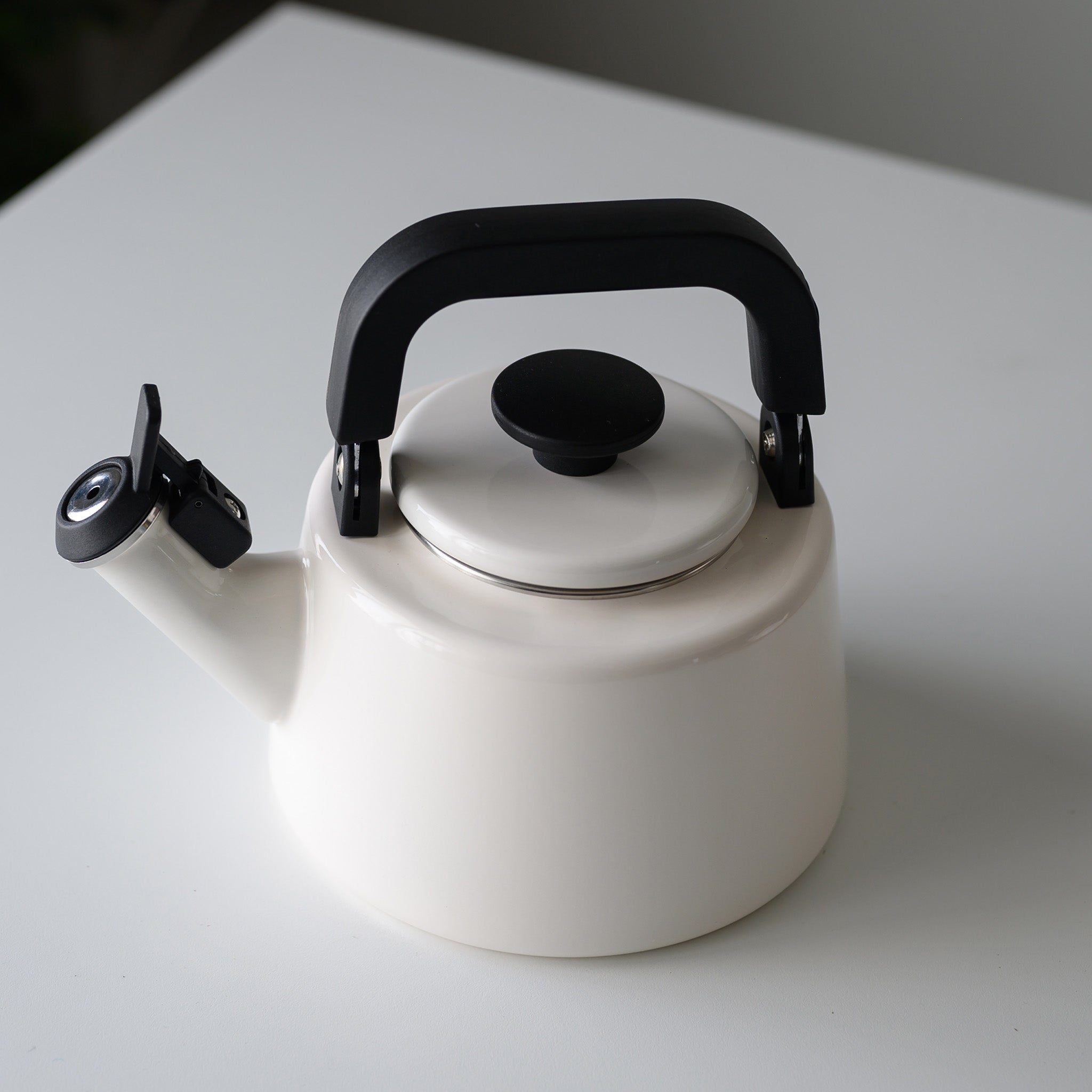 COTTON 2.1 LTR. WHISTLING TEA KETTLE (WHITE)