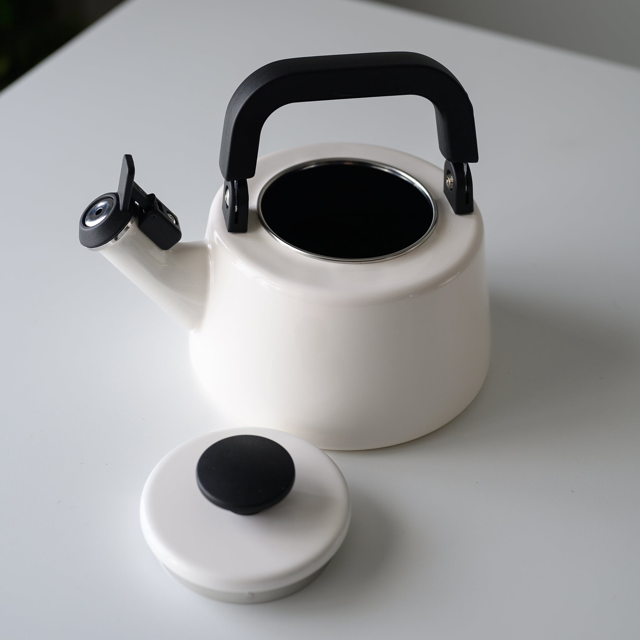 COTTON 2.1 LTR. WHISTLING TEA KETTLE (WHITE)