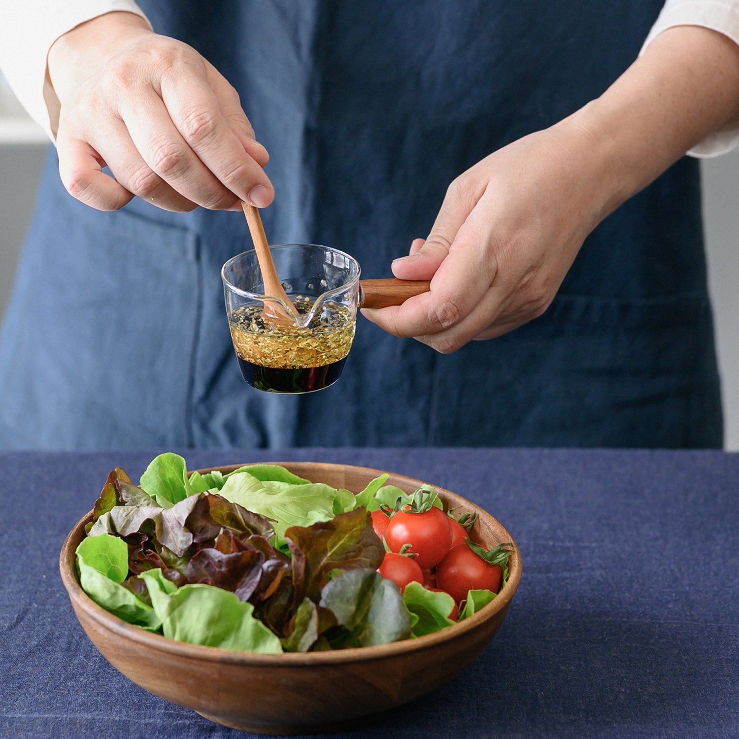 MILK AND SAUCE CUP WITH SPOON