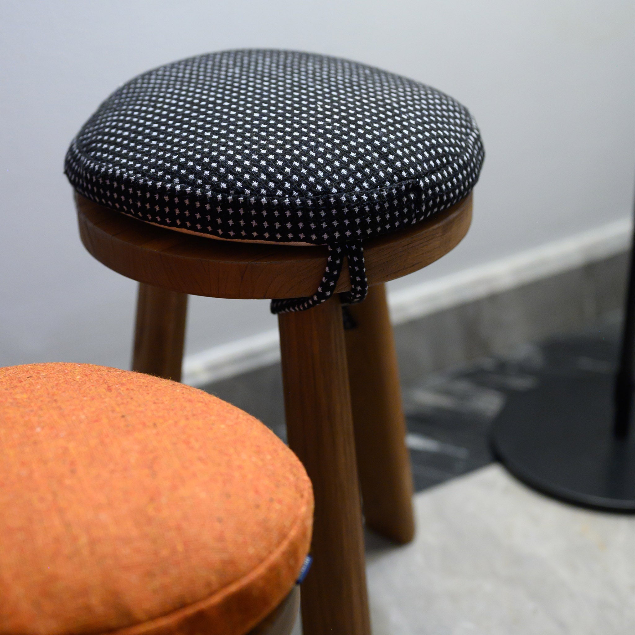 BUTTON STOOL 29 (TEAK)