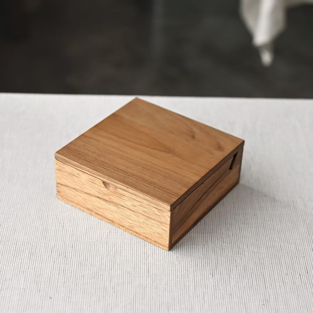 SQUARE ACCESSORIES BOX (TEAK)