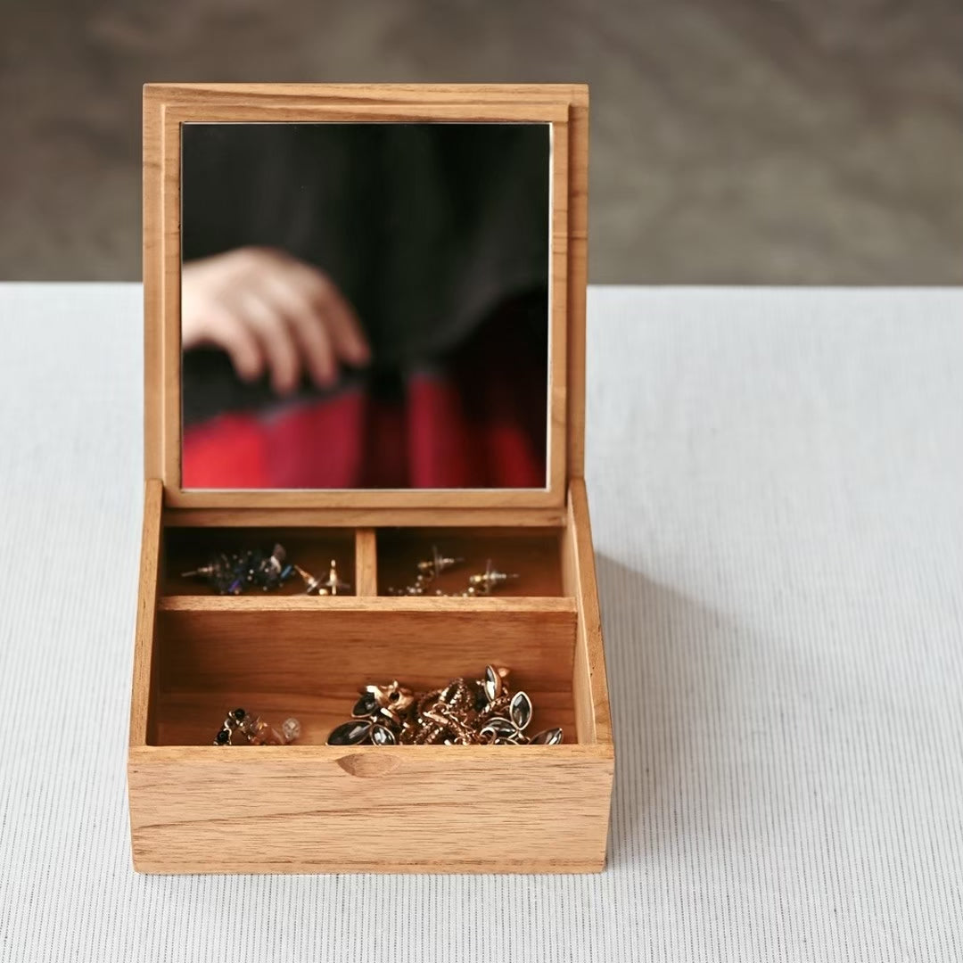 SQUARE ACCESSORIES BOX (TEAK)