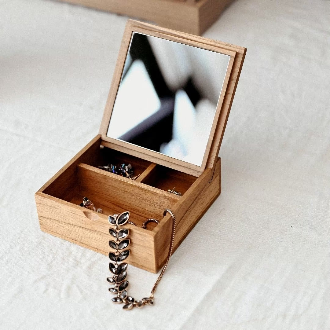 SQUARE ACCESSORIES BOX (TEAK)