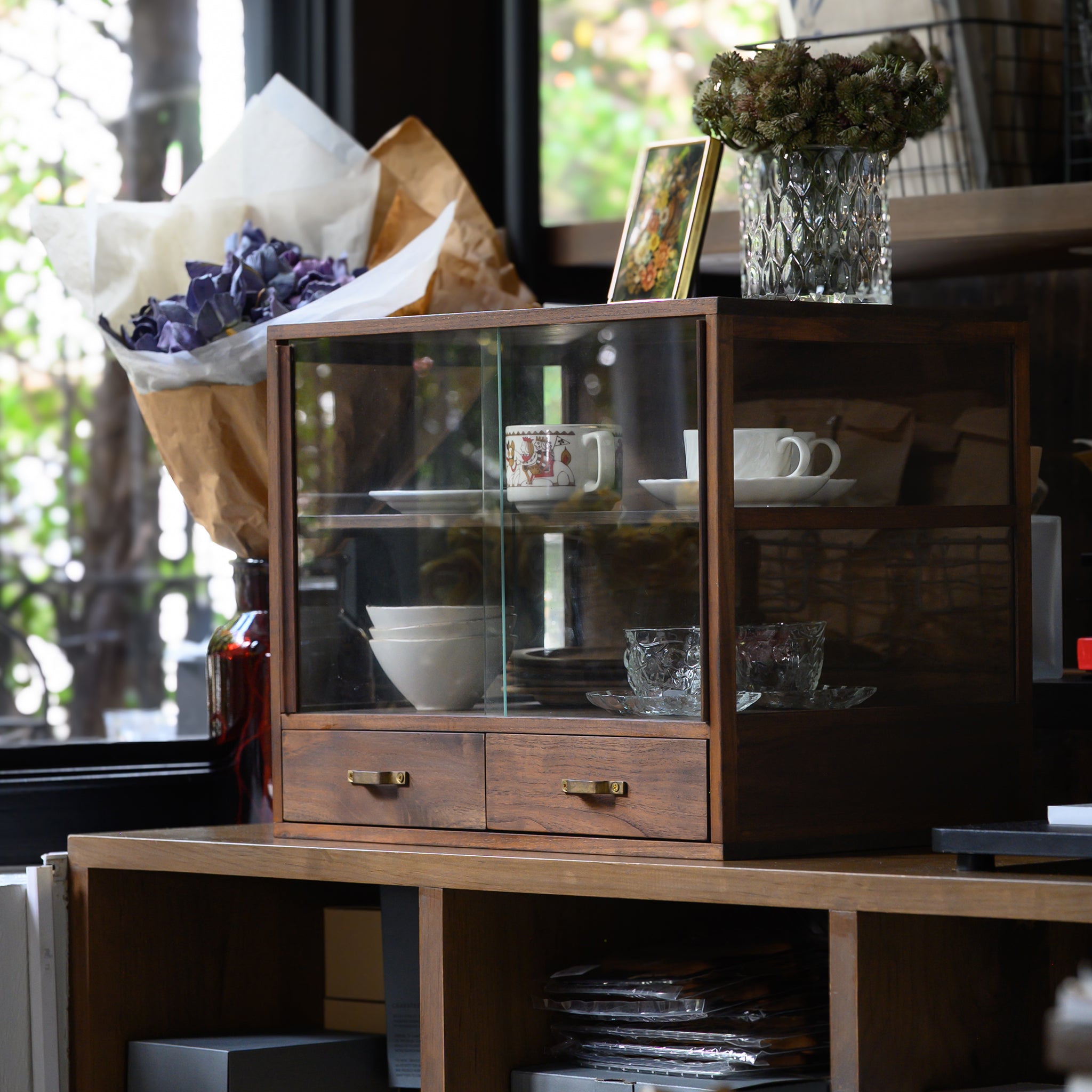 MINIMALIST SMALL CABINET WITH DRAWERS